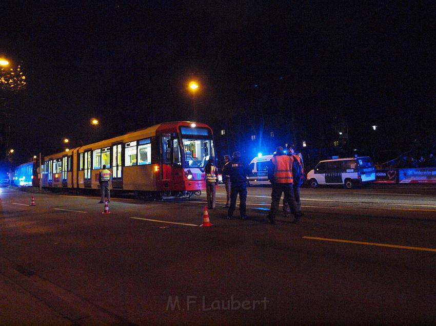 VU Person KVB Bahn Koeln Muelheim Pfaelzischer Ring P03.JPG